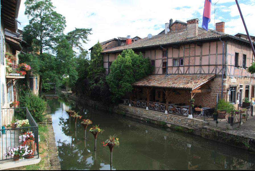 Maisons fleuries dans la cité