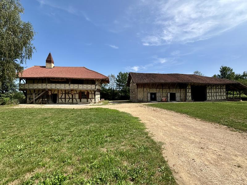 Deux corps de bâtiment de la ferme de la Forêt