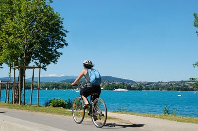 Balade à vélo sur les rives du lac d'Annecy