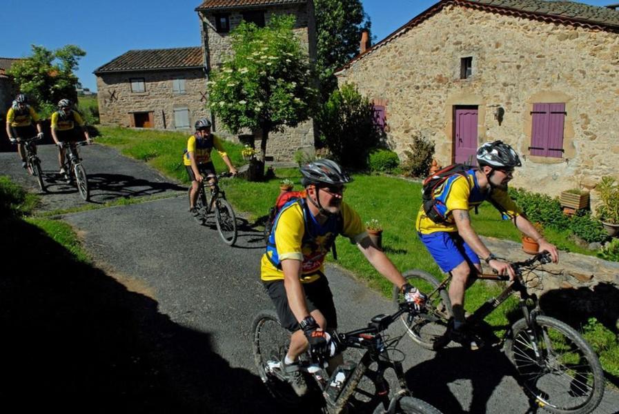 Dans le village en VTT