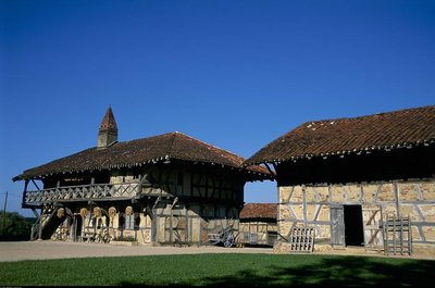 Deux corps de bâtiment de la ferme de la forêt à Courtes