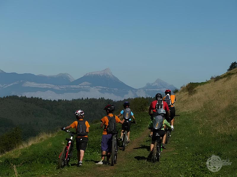 cyclistes sur le sentier avec vue sur la Chartreuse