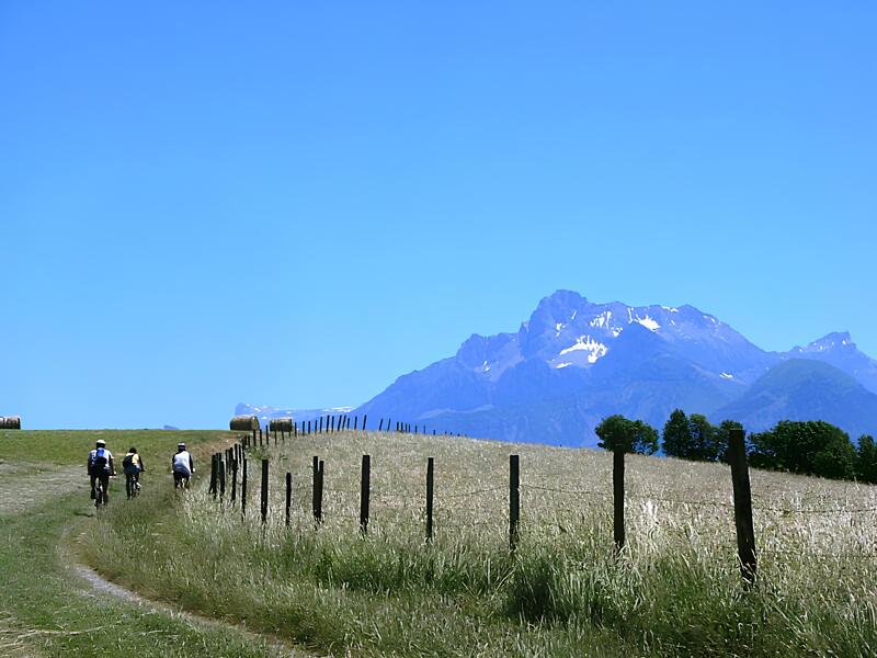Cyclistes sur la crête avec l'Obiou au fond