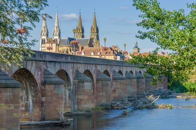 A Moulins, Pont Régemortes sur l'Allier, cathédrale Notre-Dame et église du Sacré-Cœur