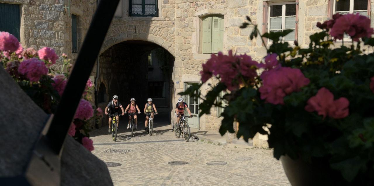 Dans le village en VTT