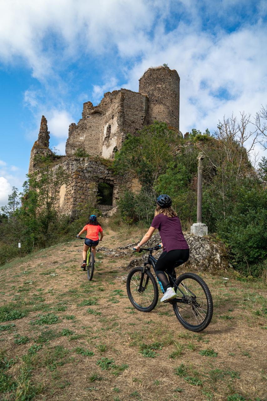 En selle vers le château de Léotoing