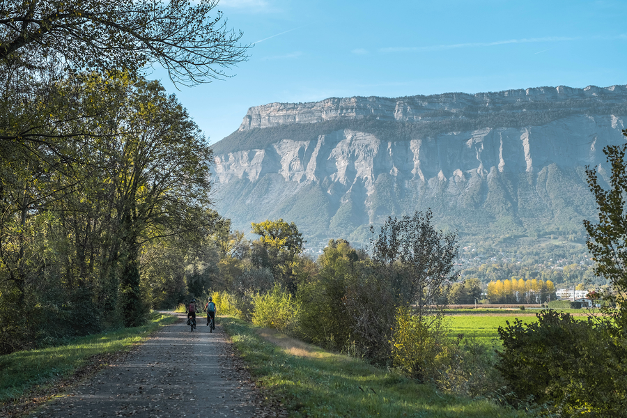 Entrée de Grenoble sur avec vue sur la Chartreuse