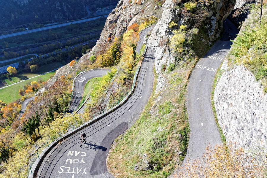 Dans l'ascension des lacets de Montvernier