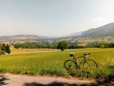 Vue sur St Offenge et le montagne de Banges