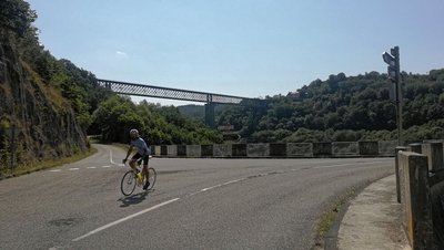 Passage devant le Viaduc des Fades