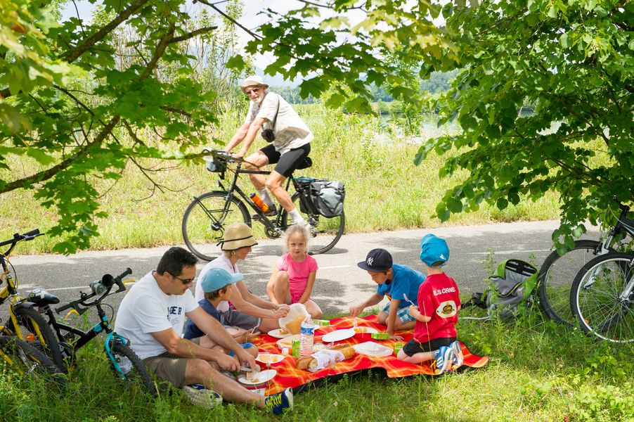 Pique-nique en famille à Belley sur ViaRhôna